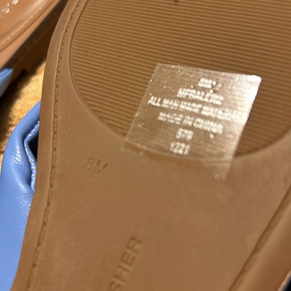 NWT, Marc Fisher designed elegant flip flop sandals. SKY BLUE leather, size 8M. - Picture 3 of 11